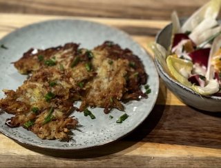 Kohlrabi-Plätzchen mit Chicorée-Salat