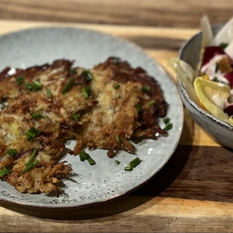 Kohlrabi-Plätzchen mit Chicorée-Salat