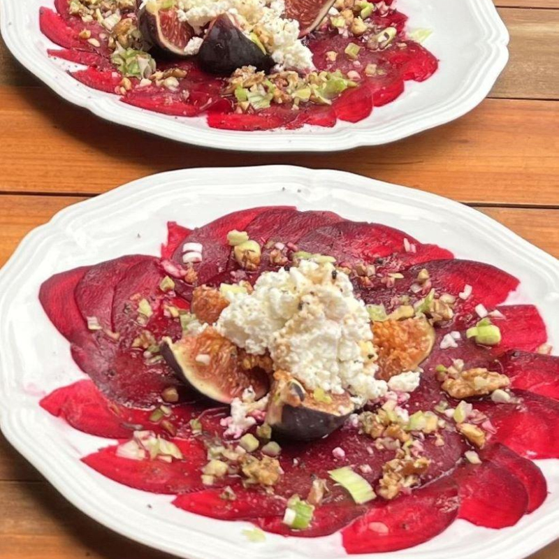 Feigen auf Rote Bete Carpaccio